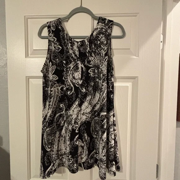 Jostar Chic Black and White Paisley Tank Top/Dress - Picture 3 of 7